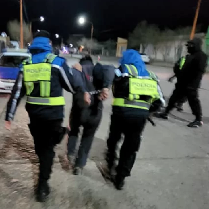 Policías descubrieron a un hombre con pedido de captura durante un patrullaje nocturno Policías descubrieron a un hombre con pedido de captura durante un patrullaje nocturno