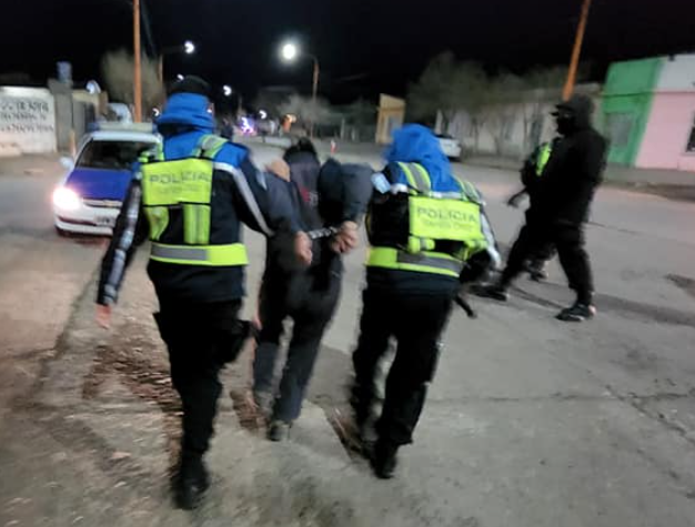 Policías descubrieron a un hombre con pedido de captura durante un patrullaje nocturno