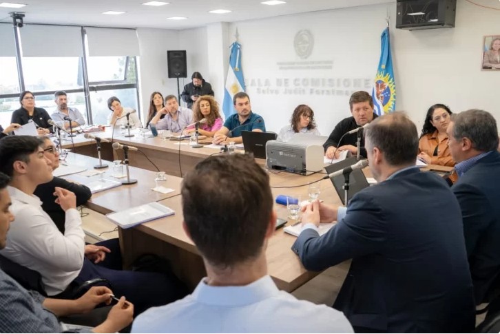  El equipo económico de la provincia respondió las consultas de los diputados, en la reunión de la comisión de Presupuesto de la Legislatura provincial.