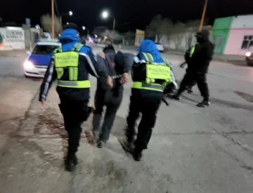 Persecución policial en pleno centro de Río Gallegos: dos jóvenes demorados por intentar robar una moto Persecución policial en pleno centro de Río Gallegos: dos jóvenes demorados por intentar robar una moto