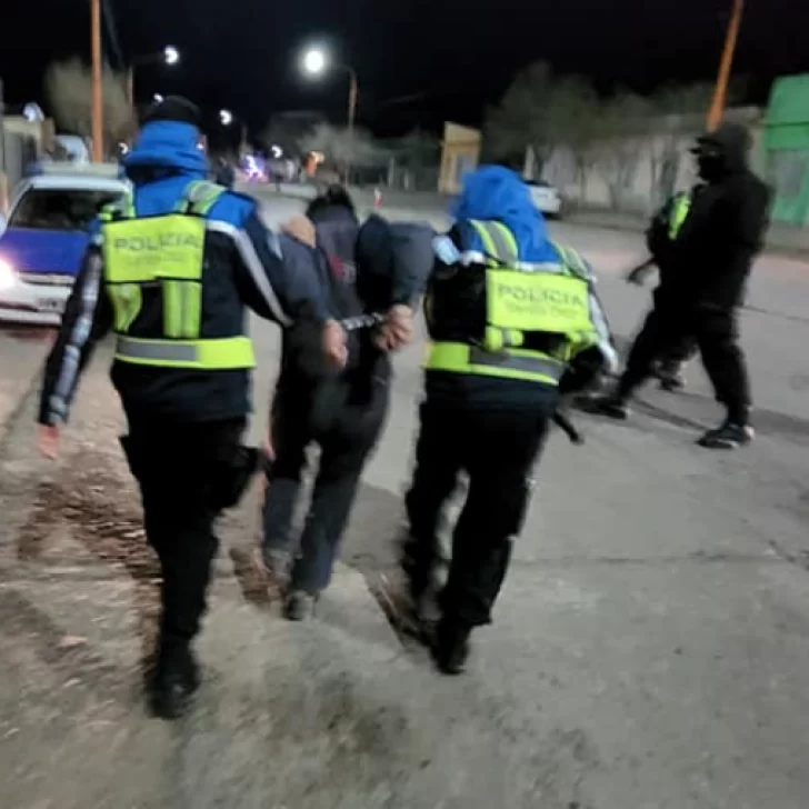 Persecución policial en pleno centro de Río Gallegos: dos jóvenes demorados por intentar robar una moto Persecución policial en pleno centro de Río Gallegos: dos jóvenes demorados por intentar robar una moto