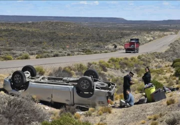Una familia de Tierra del Fuego con lesiones tras un violento vuelco cerca de Caleta Olivia Una familia de Tierra del Fuego con lesiones tras un violento vuelco cerca de Caleta Olivia