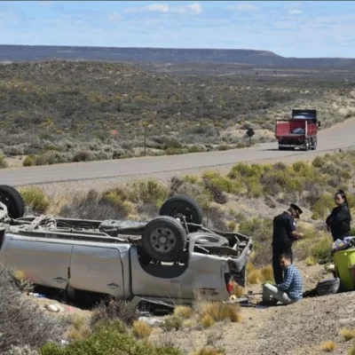 Una familia de Tierra del Fuego con lesiones tras un violento vuelco cerca de Caleta Olivia