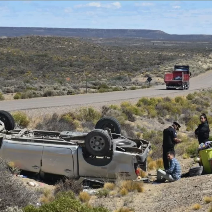 Una familia de Tierra del Fuego con lesiones tras un violento vuelco cerca de Caleta Olivia Una familia de Tierra del Fuego con lesiones tras un violento vuelco cerca de Caleta Olivia
