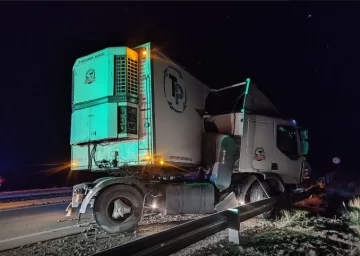 Un camión que se dirigía a Río Gallegos despistó en la Ruta 2, a la altura de la Salina del Gualicho Un camión que se dirigía a Río Gallegos despistó en la Ruta 2, a la altura de la Salina del Gualicho