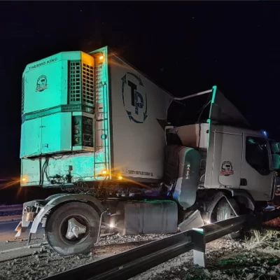 Un camión que se dirigía a Río Gallegos despistó en la Ruta 2, a la altura de la Salina del Gualicho Un camión que se dirigía a Río Gallegos despistó en la Ruta 2, a la altura de la Salina del Gualicho