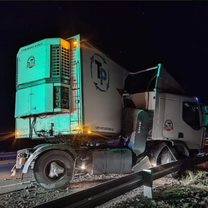Un camión que se dirigía a Río Gallegos despistó en la Ruta 2, a la altura de la Salina del Gualicho Un camión que se dirigía a Río Gallegos despistó en la Ruta 2, a la altura de la Salina del Gualicho