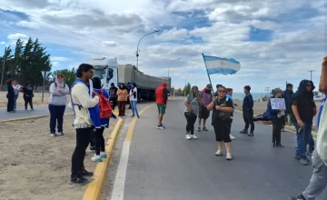 Municipales de Caleta Olivia reclaman en la ruta por la demora del pago del aguinaldo Municipales de Caleta Olivia reclaman en la ruta por la demora del pago del aguinaldo