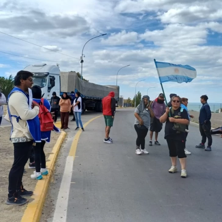 Municipales de Caleta Olivia reclaman en la ruta por la demora del pago del aguinaldo Municipales de Caleta Olivia reclaman en la ruta por la demora del pago del aguinaldo