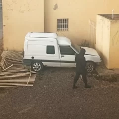 Chocó un cerco perimetral de un complejo habitacional del barrio Fátima y abandonó su rodado