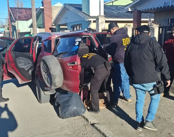  Agentes requisando un rodado durante un procedimiento que se hizo a fines de agosto. FOTO: POLICÍA SANTA CRUZ