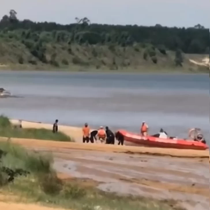 Encontraron sin vida a dos jóvenes de Comodoro Rivadavia que fueron arrastrados por el río Paraná: piden ayuda para trasladar los cuerpos Encontraron sin vida a dos jóvenes de Comodoro Rivadavia que fueron arrastrados por el río Paraná: piden ayuda para trasladar los cuerpos