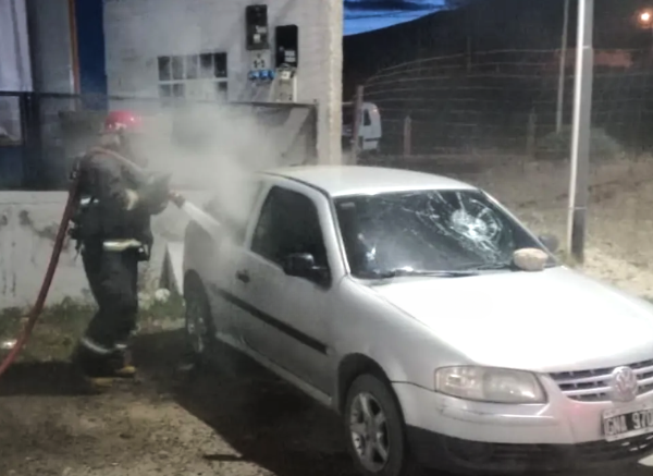  Un bombero sofocando el incendio en la casa. FOTO: SEÑAL CALAFATE
