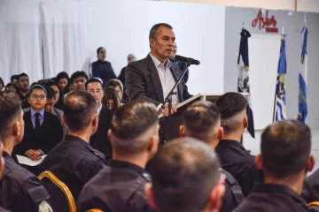 Daniel Álvarez a los nuevos agentes de Policía: “La lealtad se la deben a la institución que los formó” Daniel Álvarez a los nuevos agentes de Policía: “La lealtad se la deben a la institución que los formó”