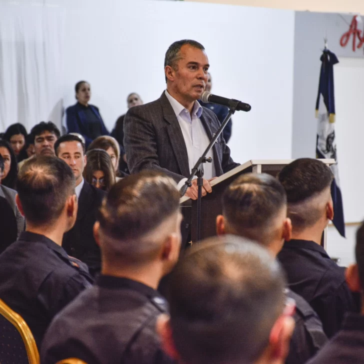 Daniel Álvarez a los nuevos agentes de Policía: “La lealtad se la deben a la institución que los formó” Daniel Álvarez a los nuevos agentes de Policía: “La lealtad se la deben a la institución que los formó”