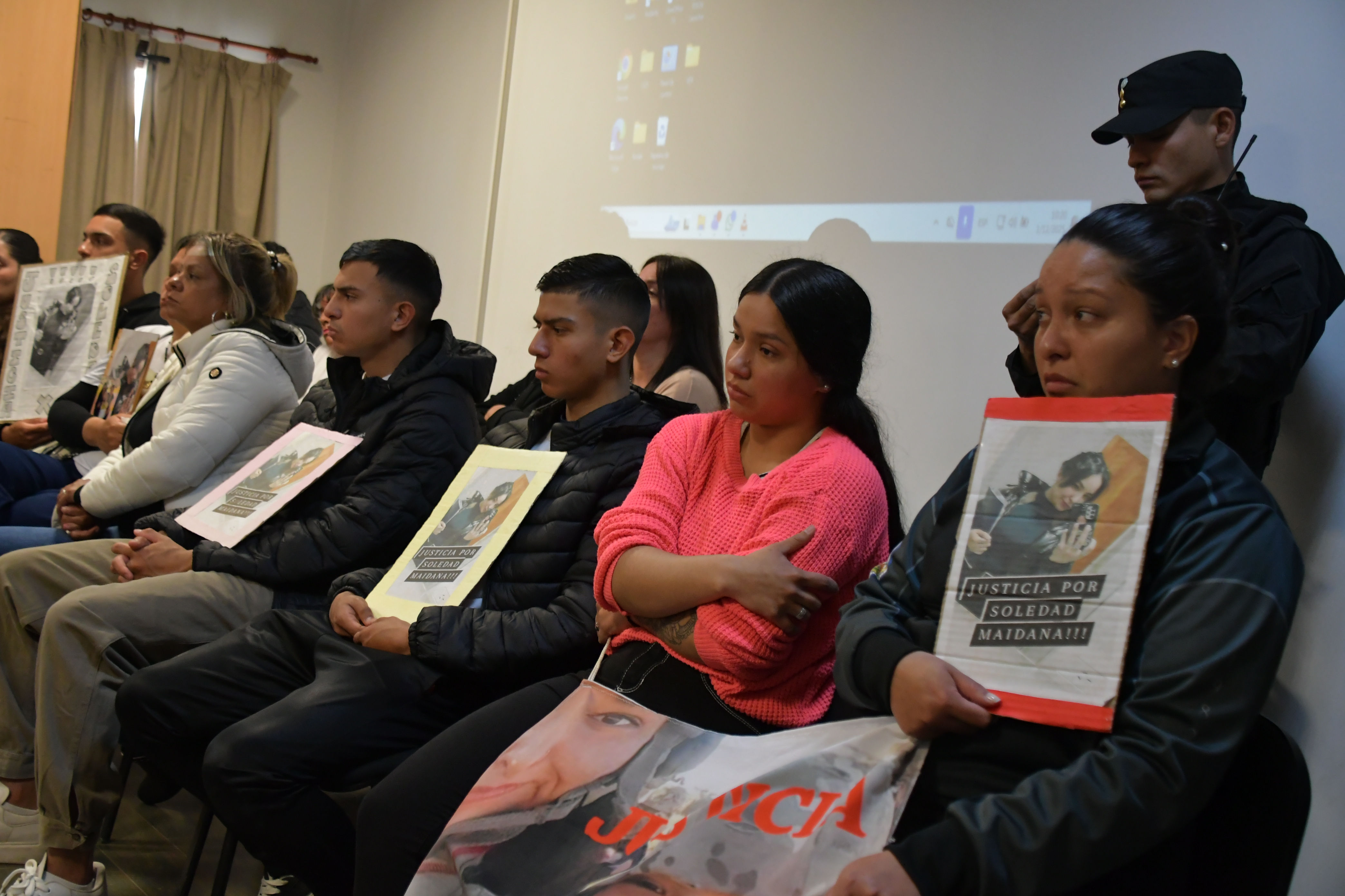  Familiares de Soledad con carteles pidiendo justicia. JUAN PALACIOS/LA OPINIÓN AUSTRAL