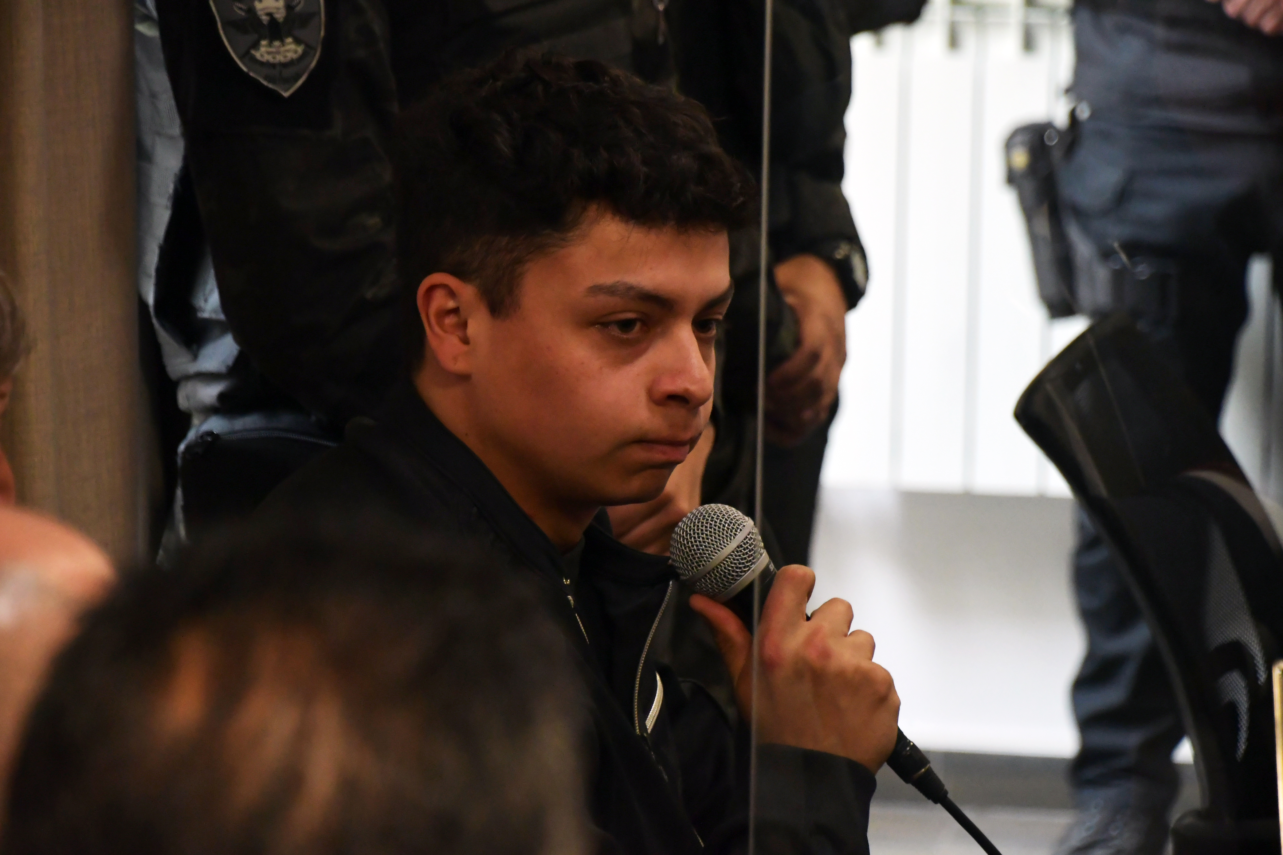  Un acongojado Martens mirando a la familia Maidana por primera vez. JUAN PALACIOS/LA OPINIÓN AUSTRAL