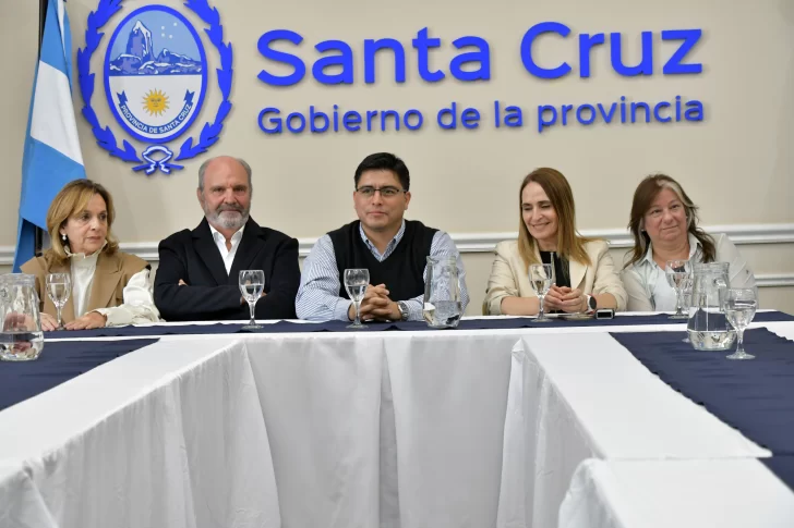 De izquierda a derecha: Adriana Grande de Tettamanti, Horacio Tettamanti, Claudio Vidal, Nadia Ricci y , Sandra Cipolla. (Foto: José Silva/La Opinión Austral).