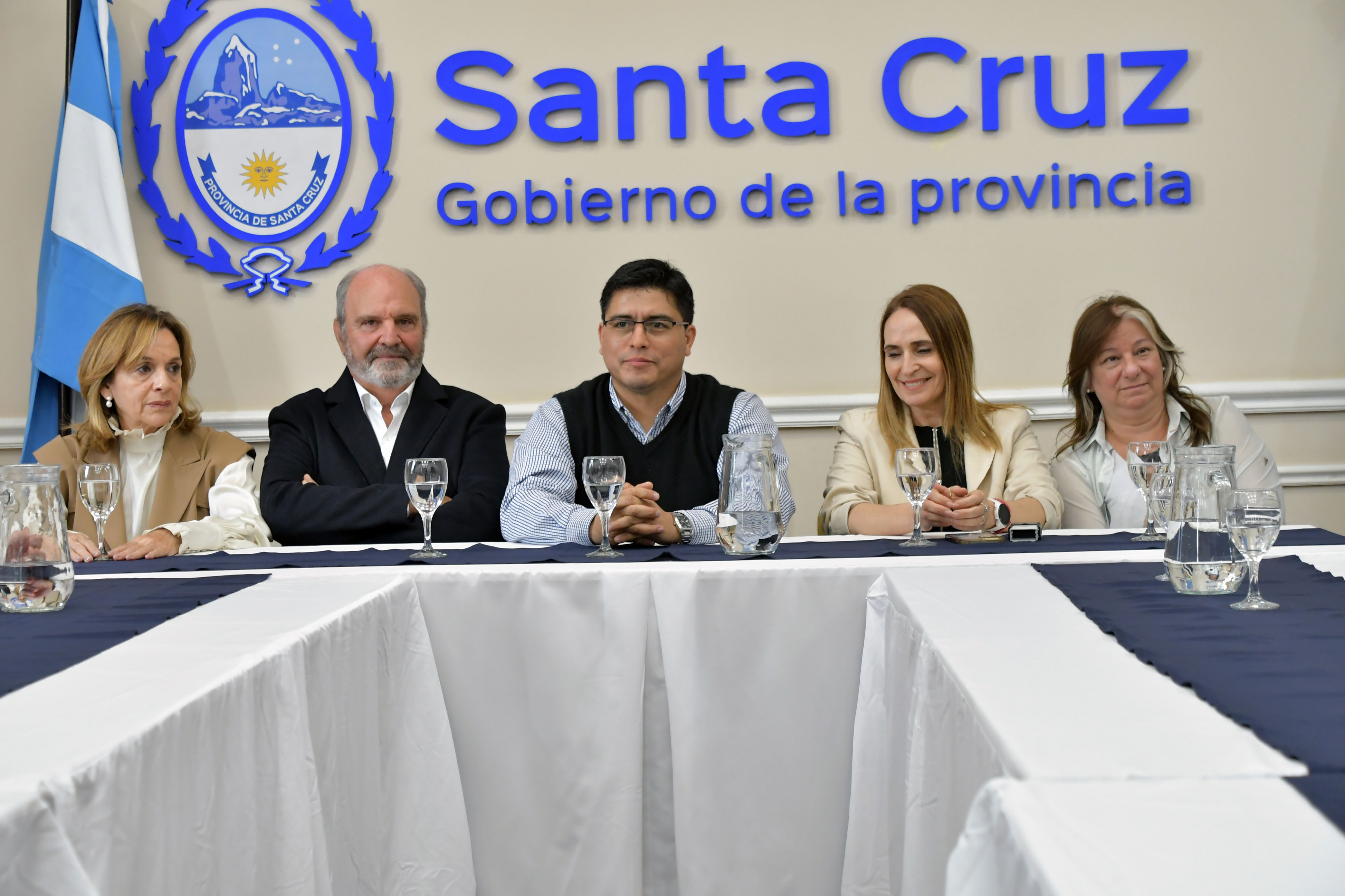  De izquierda a derecha: Adriana Grande de Tettamanti, Horacio Tettamanti, Claudio Vidal, Nadia Ricci y , Sandra Cipolla. (Foto: José Silva/La Opinión Austral).