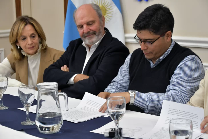  Momento de la firma de adjudicación. Vidal junto a Horacio Tettamanti y Adriana Grande de Tettamanti. (Foto: José Silva/La Opinión Austral).