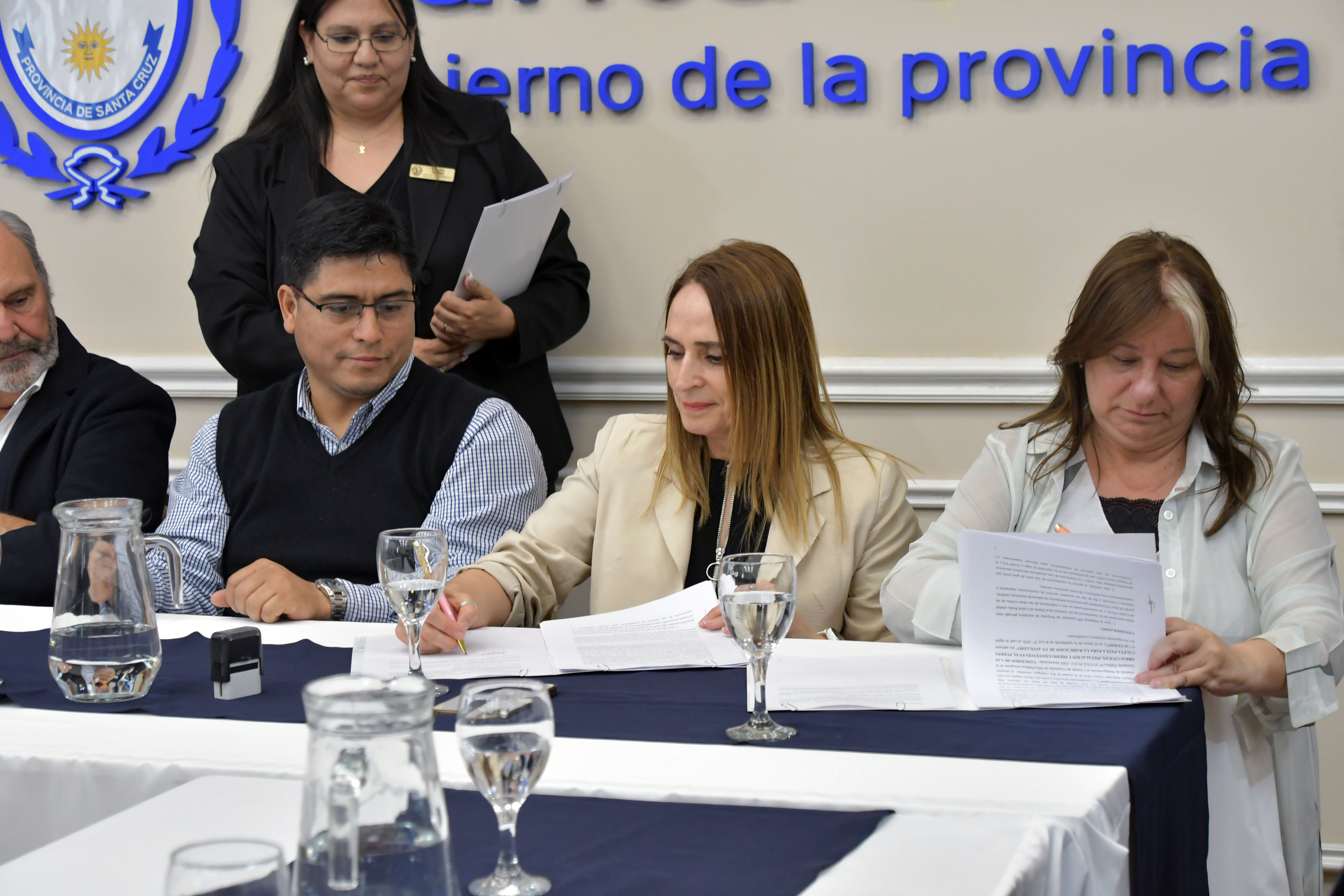  Momento de la firma del convenio. (Foto: José Silva/La Opinión Austral).
