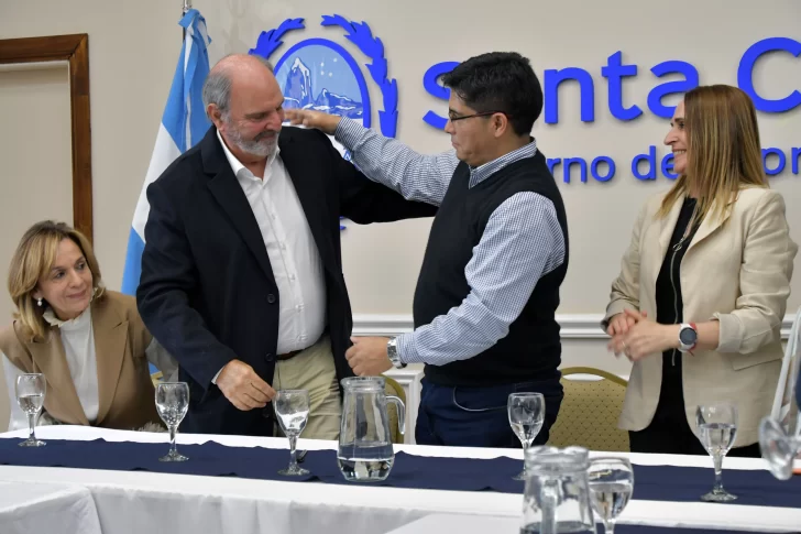  Tras la firma del convenio, junto al gobernador Claudio Vidal. (Foto: José Silva/La Opinión Austral).