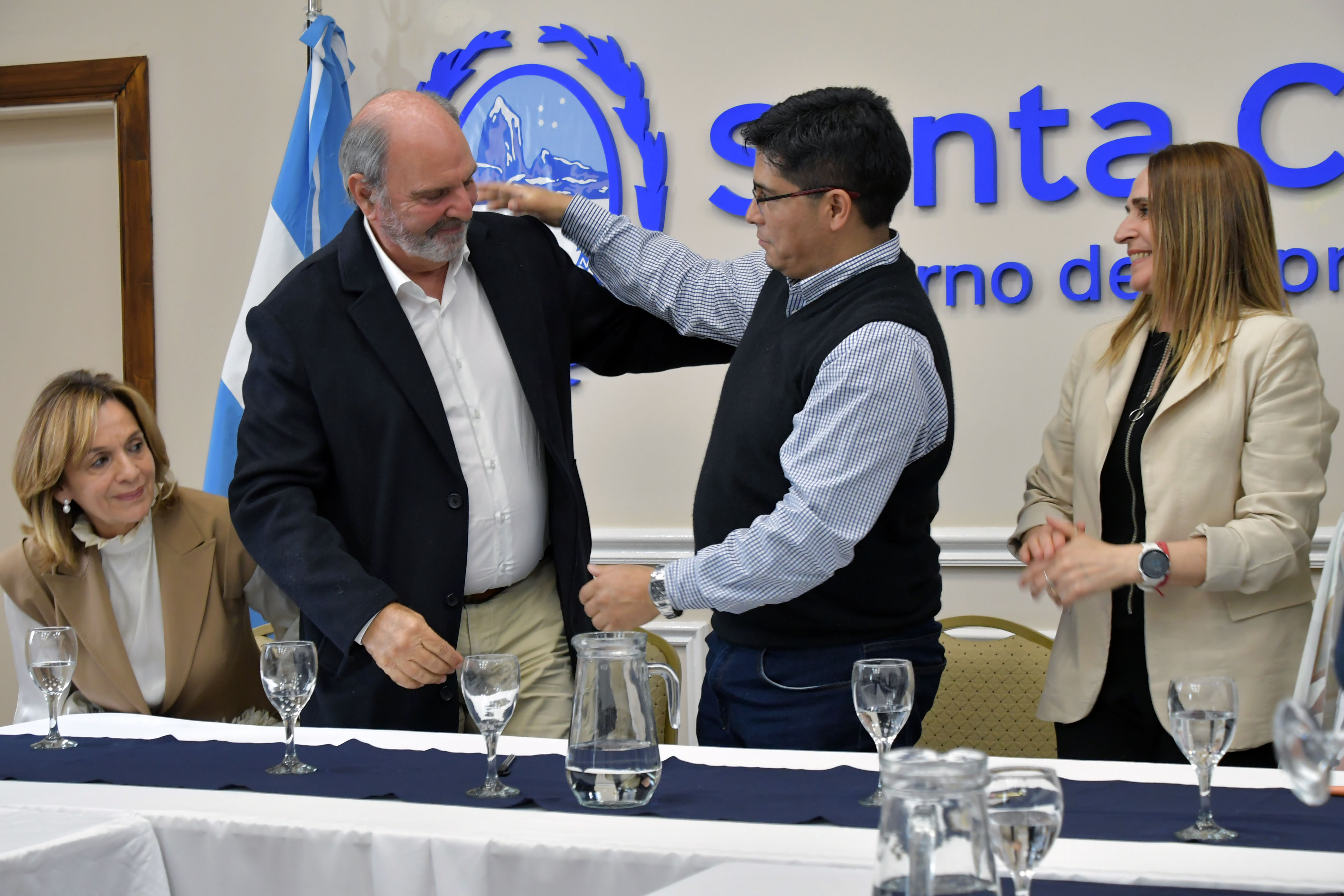  Tras la firma del convenio, junto al gobernador Claudio Vidal. (Foto: José Silva/La Opinión Austral).