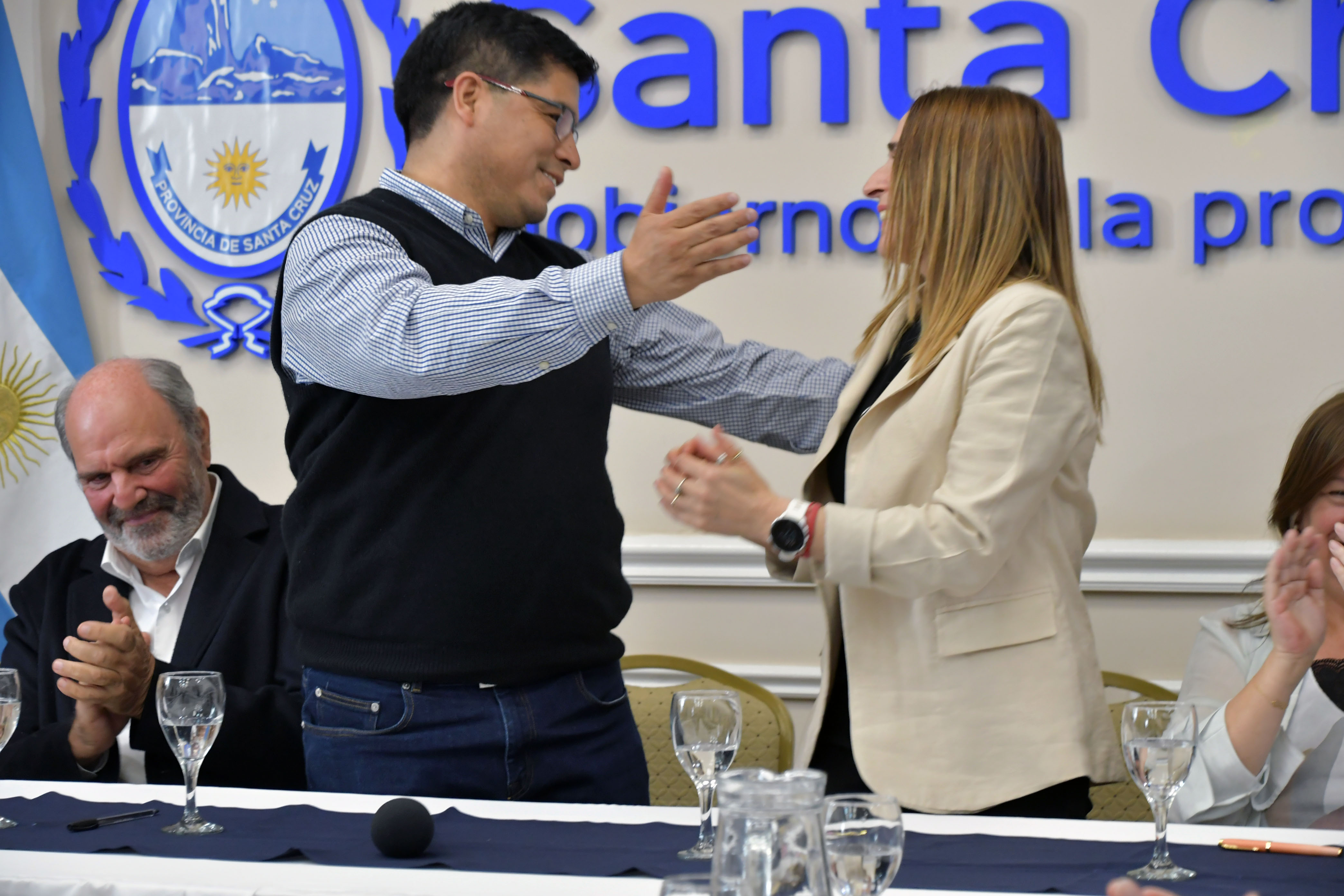  Ricci junto al gobernador Claudio Vidal. (Foto: José Silva/La Opinión Austral).