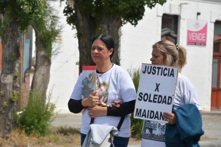  Verónica Luna y Mabel Maidana, madre de Brianna Matulich, marchando por las calles de Río Gallegos este domingo. FOTO: JUAN PALACIOS/LA OPINIÓN AUSTRAL