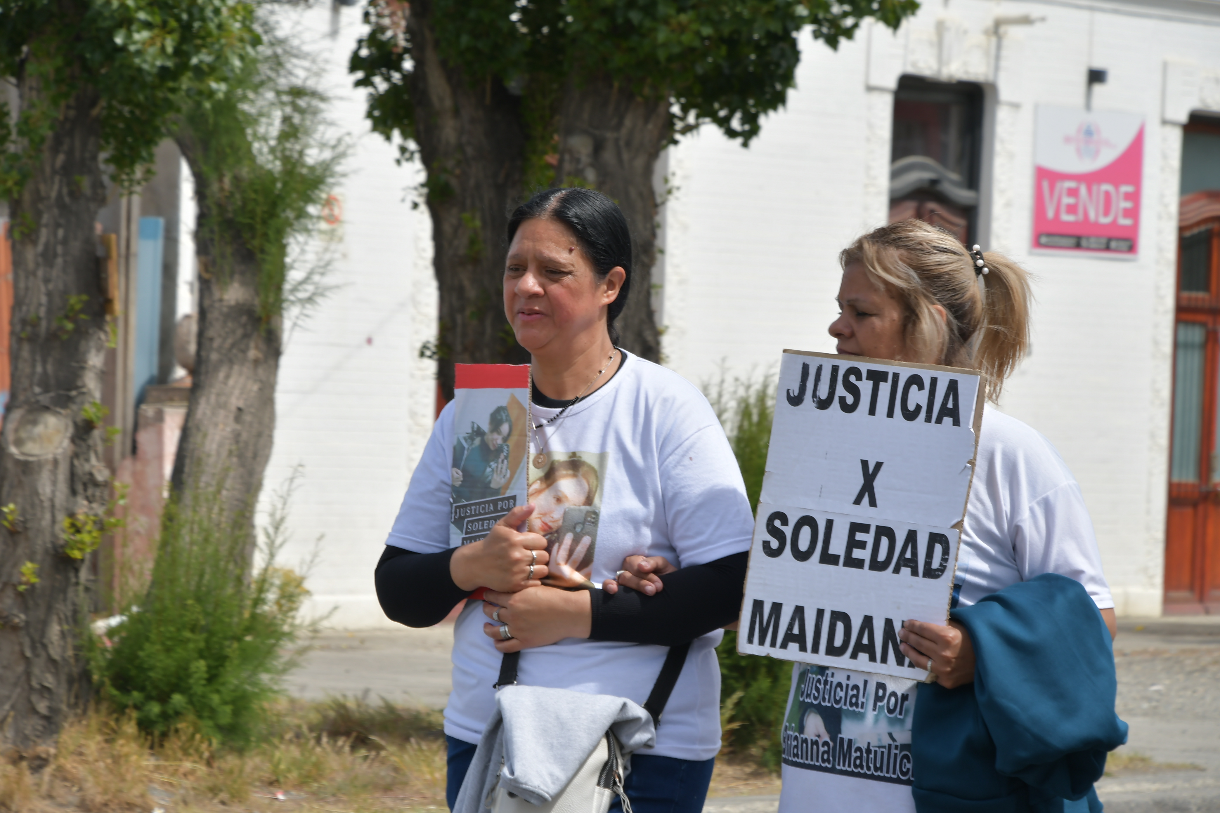  Verónica Luna y Mabel Maidana, madre de Brianna Matulich, marchando por las calles de Río Gallegos este domingo. FOTO: JUAN PALACIOS/LA OPINIÓN AUSTRAL