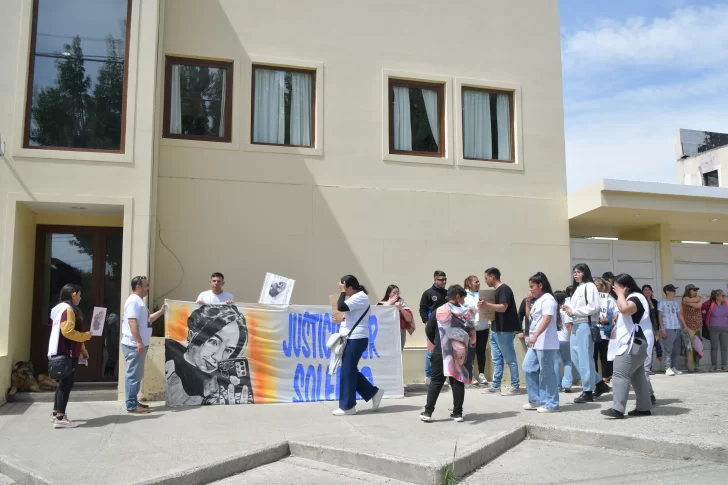  Los seres queridos de Soledad, este domingo, afuera del edificio donde se dará a conocer la sentencia. FOTO: JUAN PALACIOS/LA OPINIÓN AUSTRAL