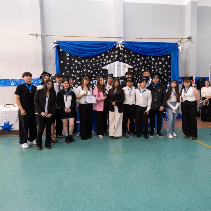 Estudiantes del Secundario N° 19 “Cincuentenario de LU12” tuvieron un emotivo acto de egreso Estudiantes del Secundario N° 19 “Cincuentenario de LU12” tuvieron un emotivo acto de egreso