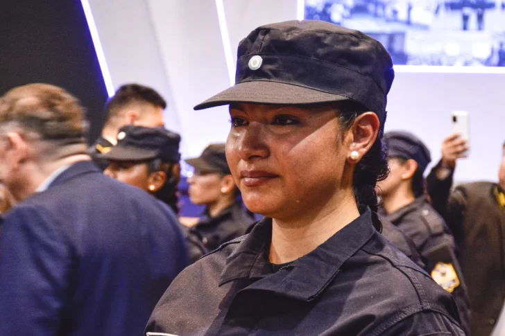  La emoción de una de las egresadas de la Escuela de Suboficiales y Agentes “Crio. Mayor (R) Ricardo Abel Vallejos”.