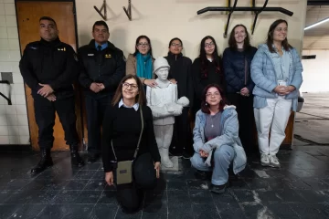 Estudiantes de Artes Visuales entregaron la escultura en homenaje a los Bomberos Estudiantes de Artes Visuales entregaron la escultura en homenaje a los Bomberos