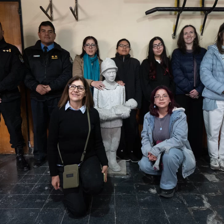 Estudiantes de Artes Visuales entregaron la escultura en homenaje a los Bomberos Estudiantes de Artes Visuales entregaron la escultura en homenaje a los Bomberos