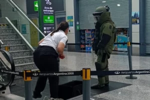Evacuaron el aeropuerto de Comodoro: una mujer dijo que llevaba una bomba Evacuaron el aeropuerto de Comodoro: una mujer dijo que llevaba una bomba