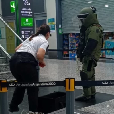 Evacuaron el aeropuerto de Comodoro: una mujer dijo que llevaba una bomba Evacuaron el aeropuerto de Comodoro: una mujer dijo que llevaba una bomba