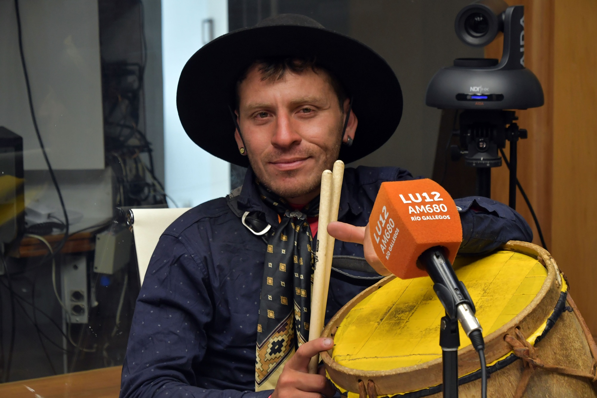  Facundo Moreno, sobrino de Juan José, toca el bombo legüero. Foto: José Silva/La Opinión Austral