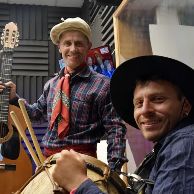 “Tenemos un sueño muy grande: conocer los glaciares”: los trovadores mendocinos visitaron los estudios de Radio LU12 AM680 “Tenemos un sueño muy grande: conocer los glaciares”: los trovadores mendocinos visitaron los estudios de Radio LU12 AM680