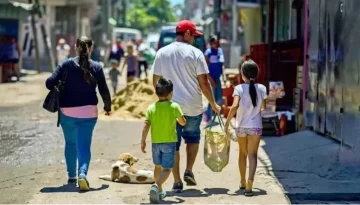Cuánto tiene que ganar una familia para no ser pobre en Argentina: el nuevo piso que marcó el INDEC Cuánto tiene que ganar una familia para no ser pobre en Argentina: el nuevo piso que marcó el INDEC