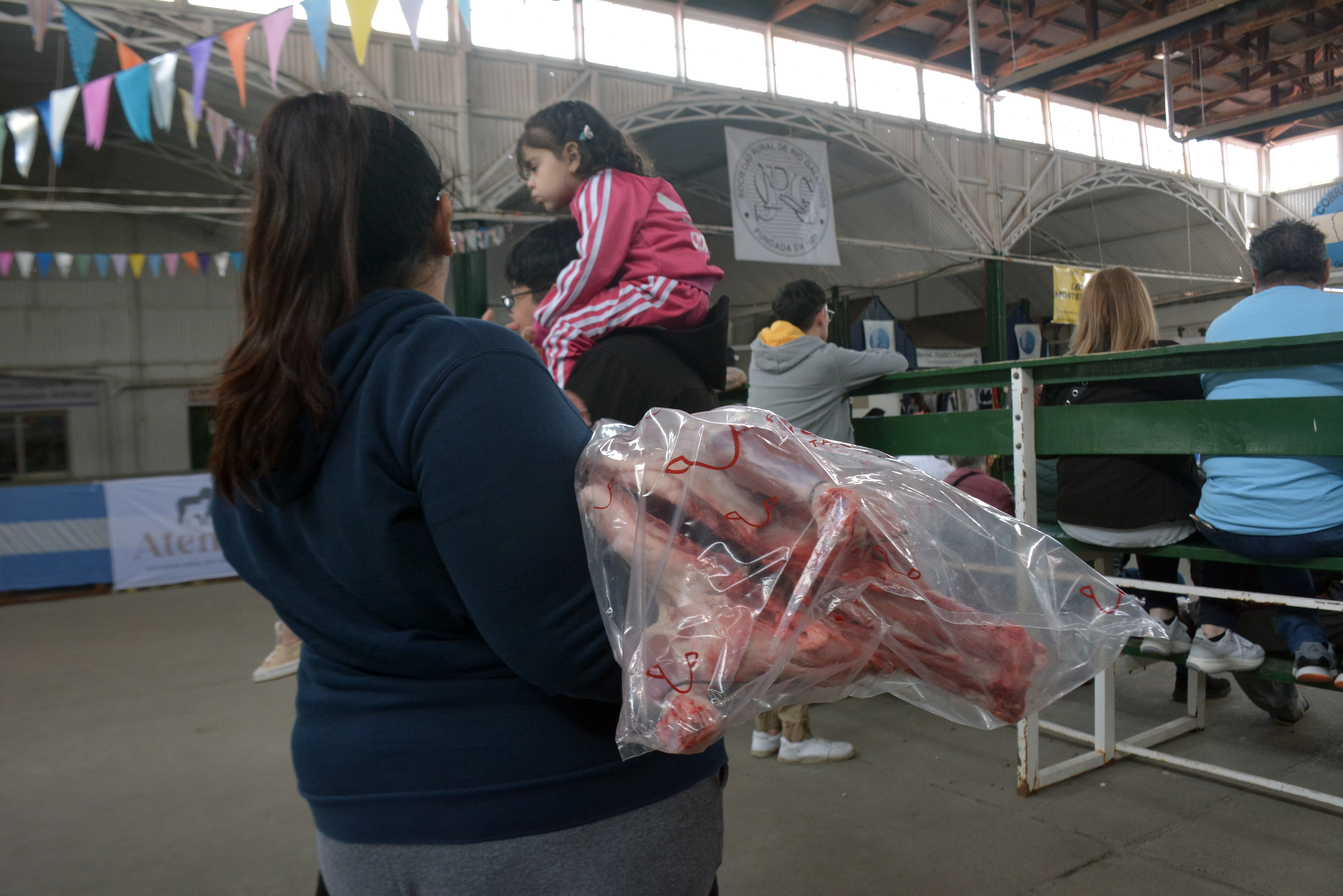  Hay descuentos y promociones para pagar en cuotas sin interés los corderos de los productores rurales de Santa Cruz. FOTO: JOSÉ SILVA / LA OPINIÓN AUSTRAL.