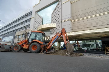 Alerta y corte de calle en el centro de Río Gallegos por una fuga de gas afuera del Casino Alerta y corte de calle en el centro de Río Gallegos por una fuga de gas afuera del Casino
