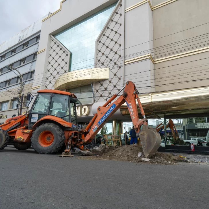 Alerta y corte de calle en el centro de Río Gallegos por una fuga de gas afuera del Casino Alerta y corte de calle en el centro de Río Gallegos por una fuga de gas afuera del Casino