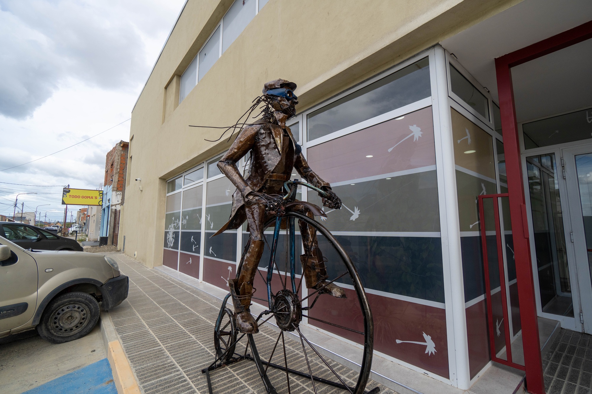  Escultura de Juan Carlos Villegas en exposición en el ingreso al edificio. Foto: Leandro Franco/La Opinión Austral