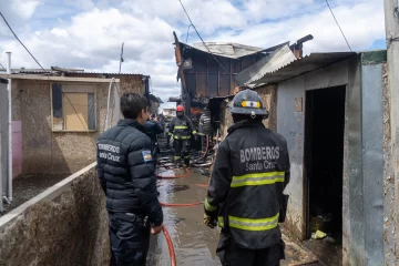 Voraz incendio en Río Gallegos: tres viviendas afectadas por el fuego en el barrio José Font Voraz incendio en Río Gallegos: tres viviendas afectadas por el fuego en el barrio José Font