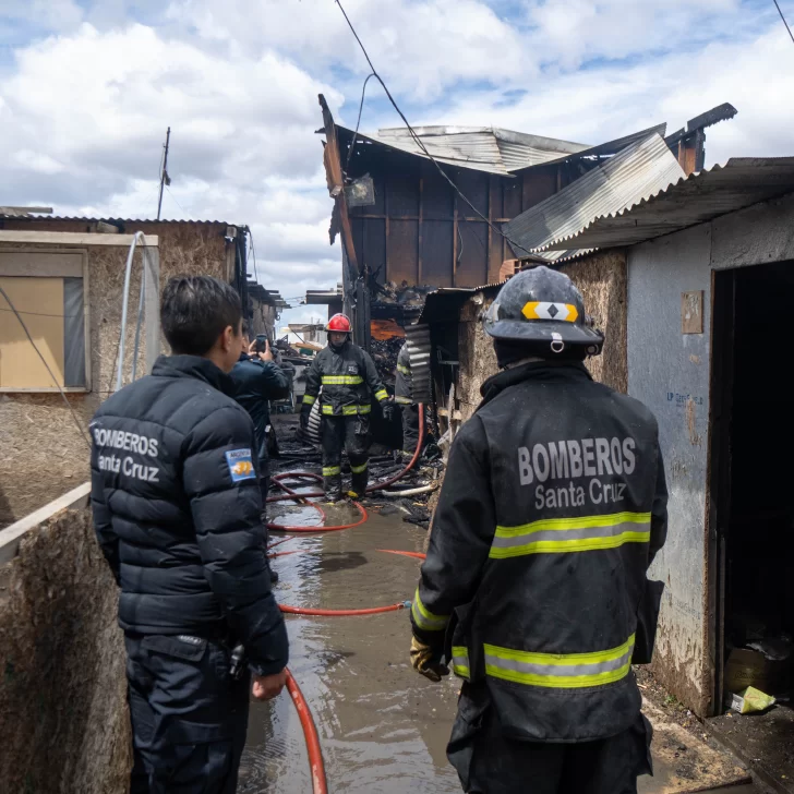 Voraz incendio en Río Gallegos: tres viviendas afectadas por el fuego en el barrio José Font Voraz incendio en Río Gallegos: tres viviendas afectadas por el fuego en el barrio José Font