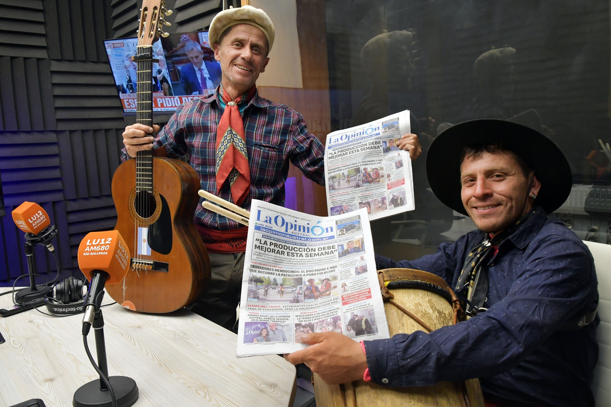  Juan José y Facundo en los estudios de Radio LU12 AM680. Foto: José Silva/La Opinión Austral