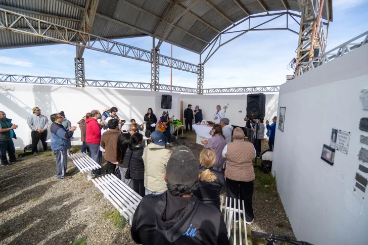  La comunidad participando en una de las misas que se realizó en el sector de arriba de Güer Aike. FOTOS: LEANDRO FRANCO/ LA OPINIÓN AUSTRAL