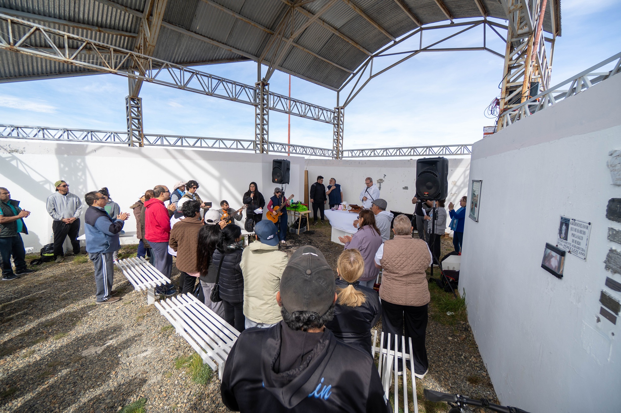  La comunidad participando en una de las misas que se realizó en el sector de arriba de Güer Aike. FOTOS: LEANDRO FRANCO/ LA OPINIÓN AUSTRAL