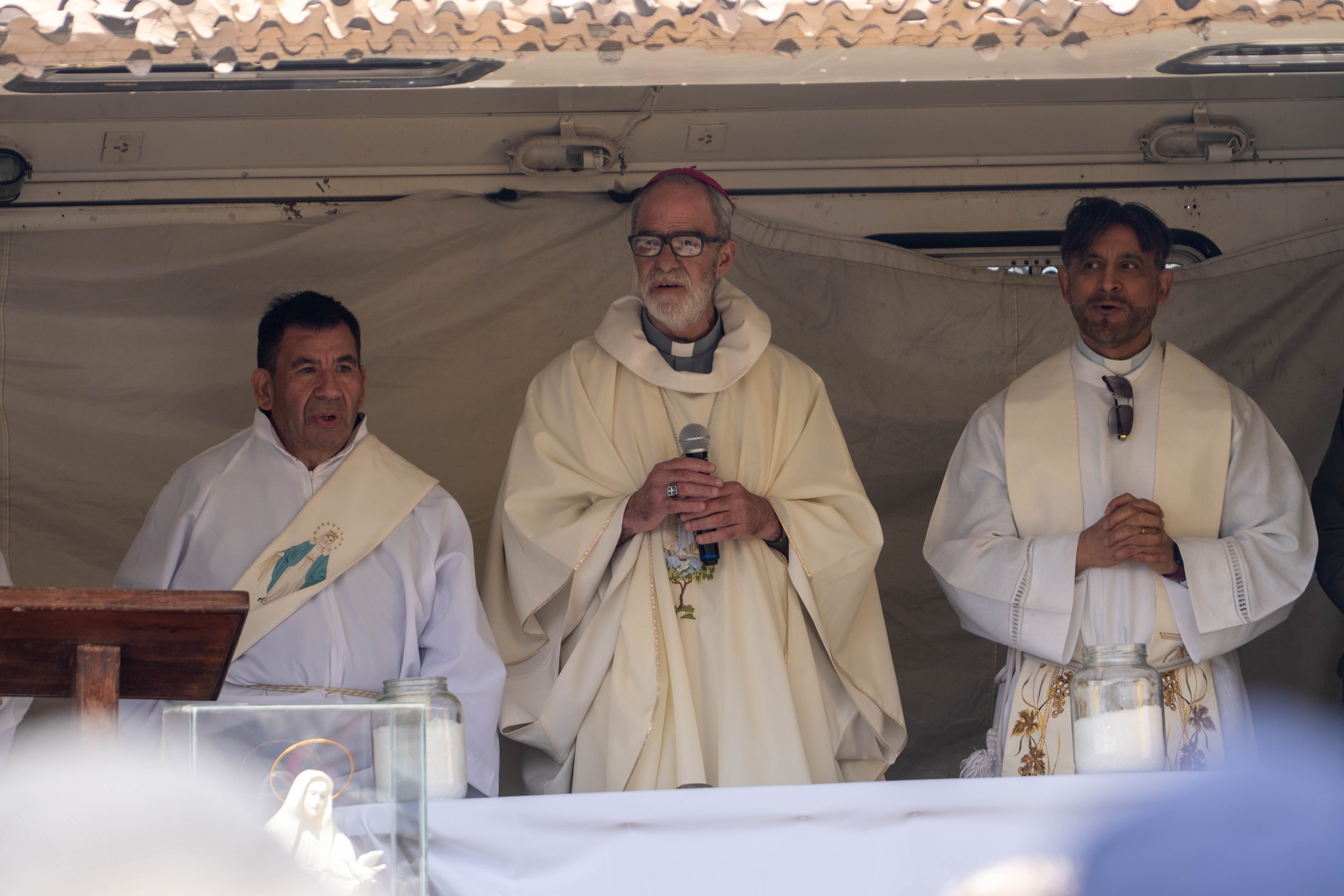  Diácono César Riquelme, obispo Ignacio Medina y sacerdote Daniel Ferrari durante la misa central en Güer Aike. FOTOS: LEANDRO FRANCO/ LA OPINIÓN AUSTRAL